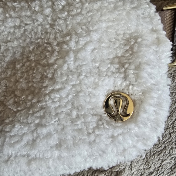 Lululemon Everywhere Belt Bag Fleece 1L Ivory - Picture 2 of 8